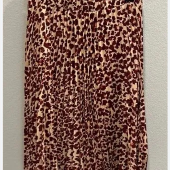 H&M burgundy leopard print pleated skirt
Size: 10 - Picture 4 of 5
